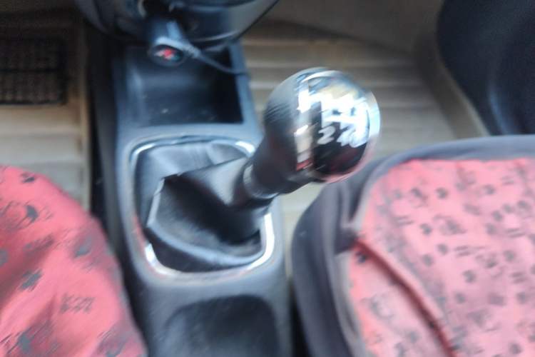 Used FAW Xiali N7 2013 1.3L Manual Luxury Model Gear Lever