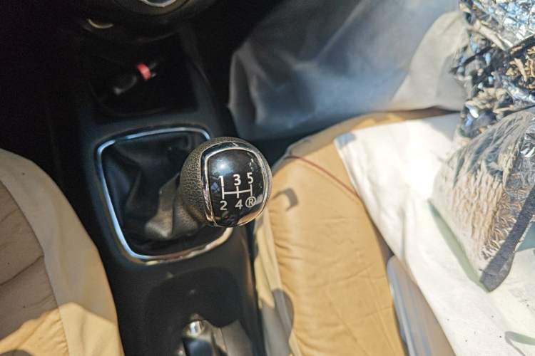 Used FAW Xiali N7 2013 1.3L Manual Luxury Model Gear Lever