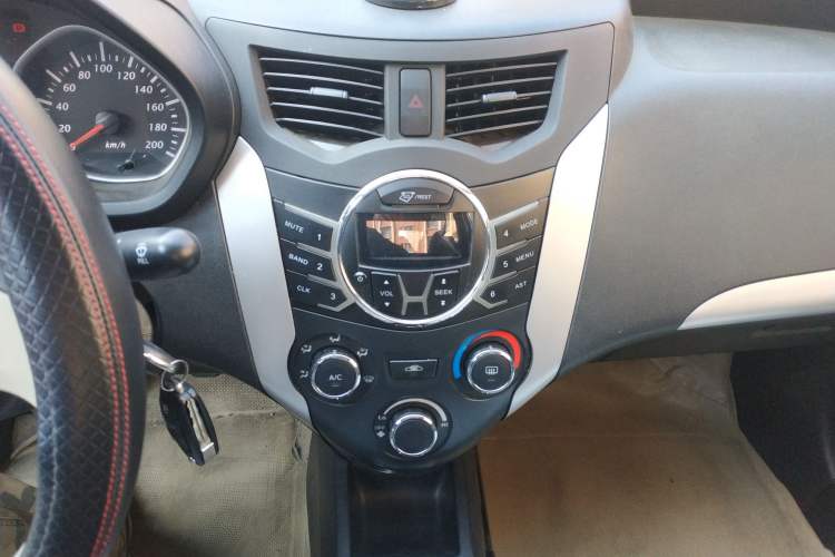Used FAW Xiali N7 2013 1.3L Manual Luxury Model Audio And AC Panel