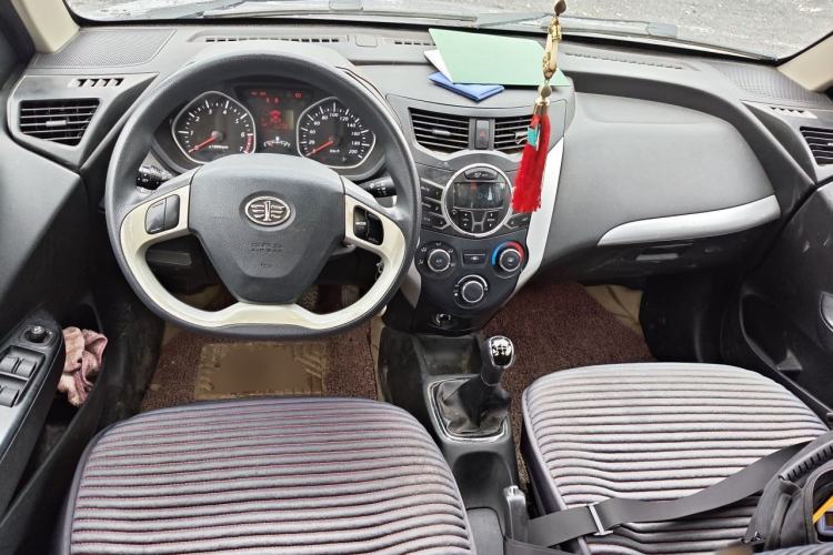 Used FAW Xiali N7 2013 1.3L Manual Comfort Model Center Console