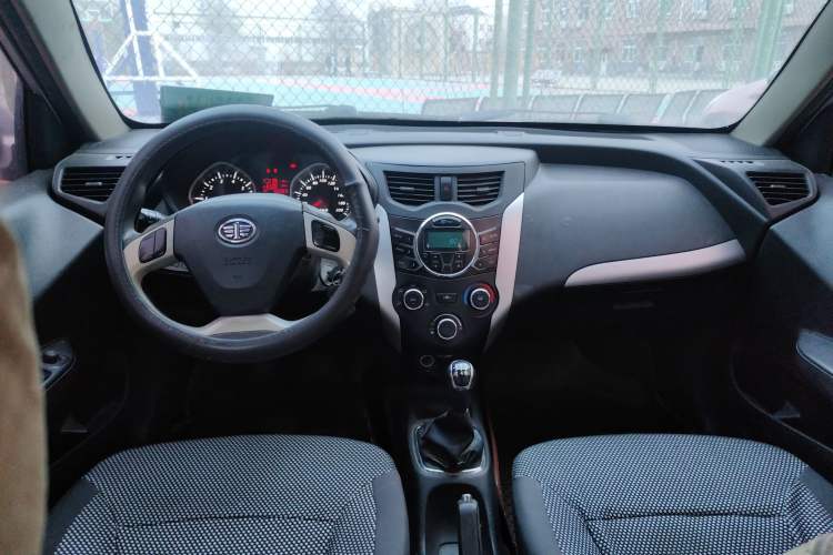 Used FAW Xiali N7 2013 1.3L Manual Comfort Model Center Console