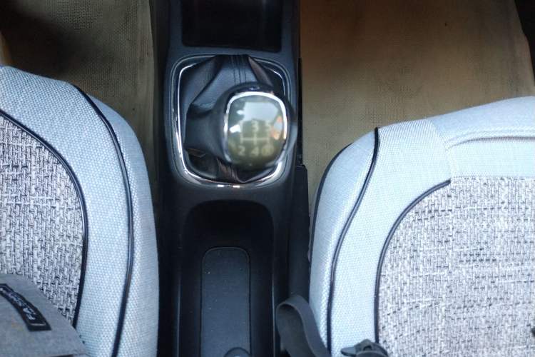Used FAW Xiali N7 2013 1.3L Manual Luxury Model Gear Lever
