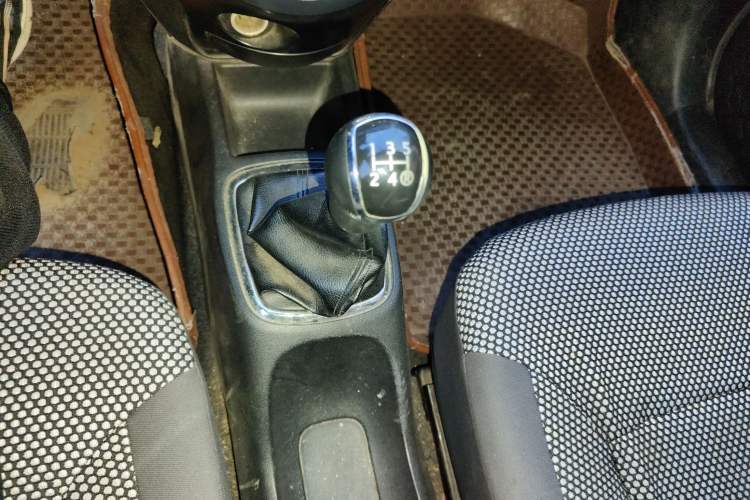 Used FAW Xiali N7 2013 1.3L Manual Comfort Model Gear Lever