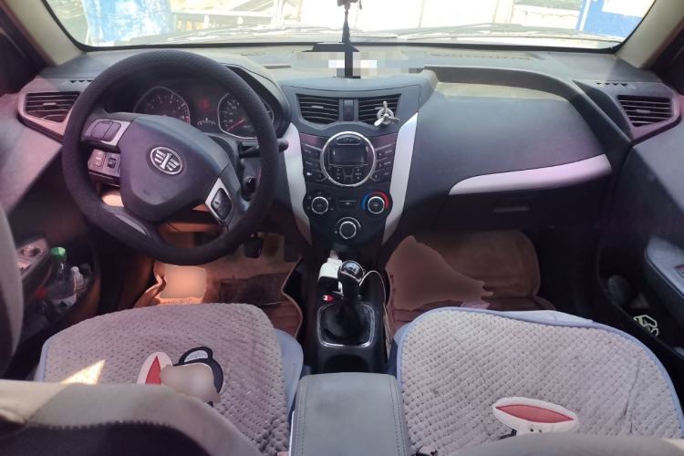 Used FAW Xiali N7 2013 1.3L Manual Comfort Model Center Console