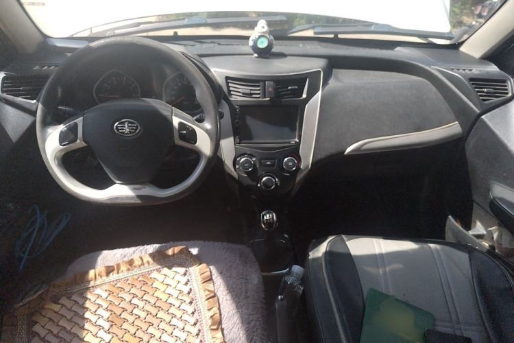 Used FAW Xiali N7 2013 1.3L Manual Luxury Model Center Console