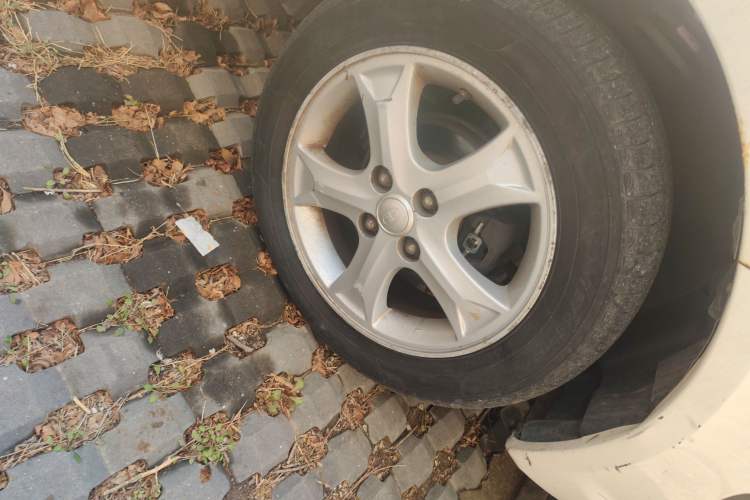 Used FAW Xiali N7 2013 1.3L Manual Comfort Model Right Front Wheel Hub