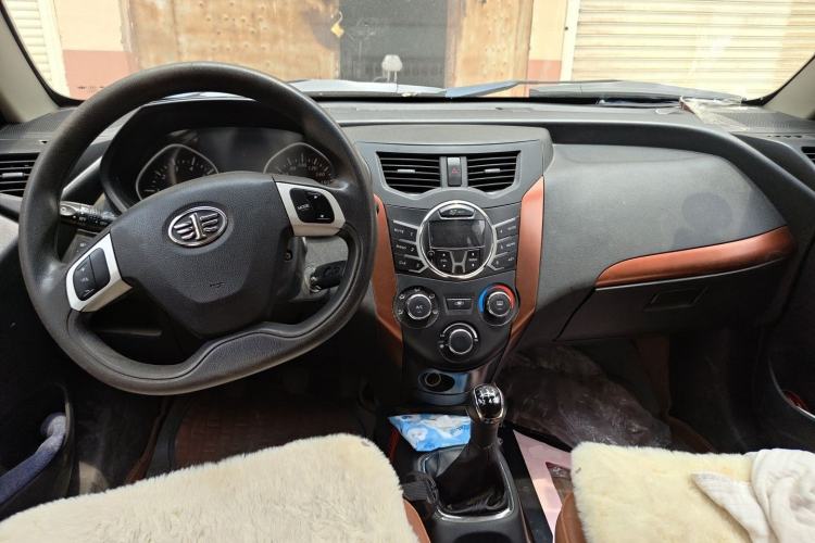 Used FAW Xiali N7 2013 1.3L Manual Comfort Model Center Console