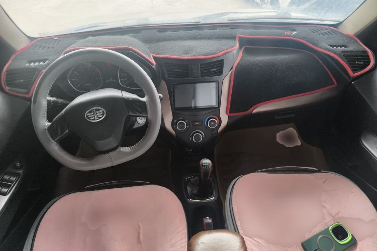 Used FAW Xiali N7 2013 1.3L Manual Luxury Model Center Console