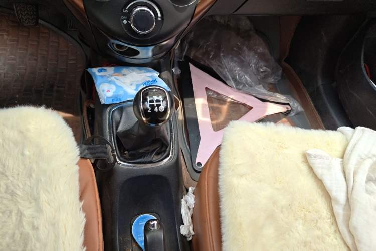 Used FAW Xiali N7 2013 1.3L Manual Comfort Model Gear Lever