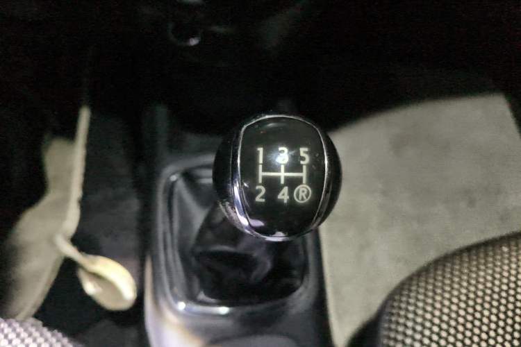Used FAW Xiali N7 2014 1.3L Manual Sport Prestige Edition Gear Lever