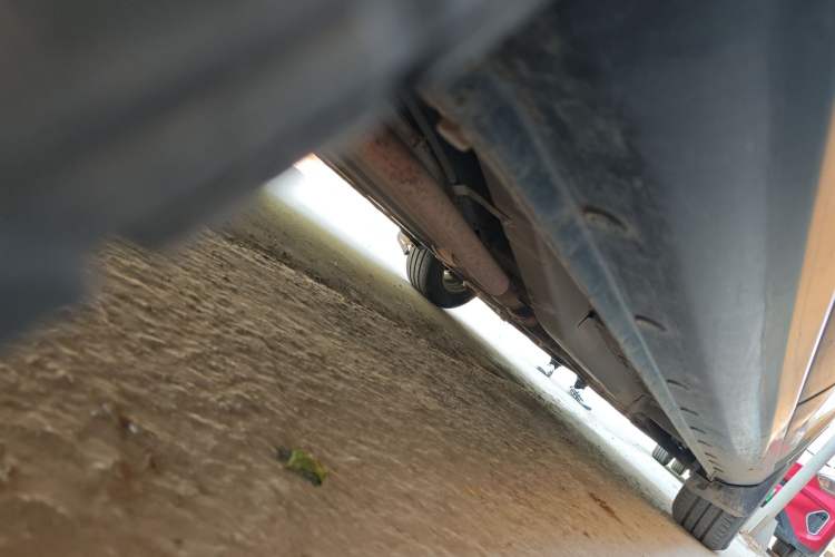 Used FAW Yingzhi 727 2016 1.5L Standard Edition Chassis Rear Right