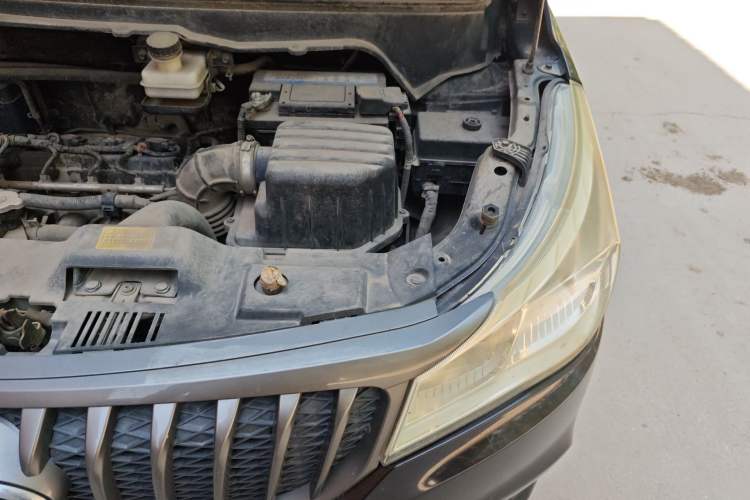 Used FAW Yingzhi 727 2016 1.5L Standard Edition Engine Bay Left