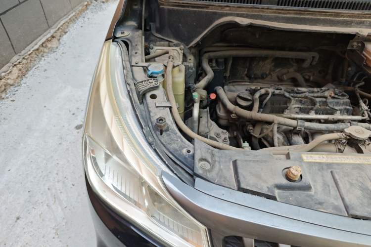 Used FAW Yingzhi 727 2016 1.5L Standard Edition Engine Bay Right