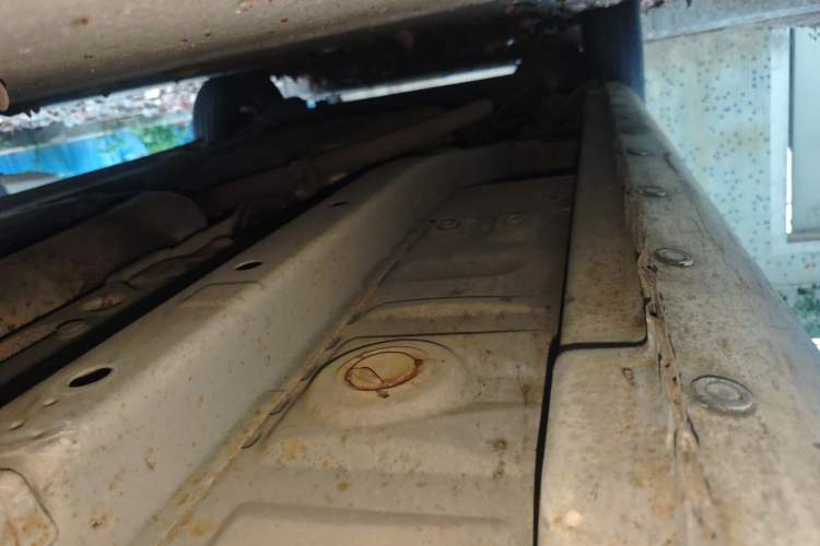 Used FAW Yingzhi 727 2016 1.5L Standard Edition Chassis Front Right