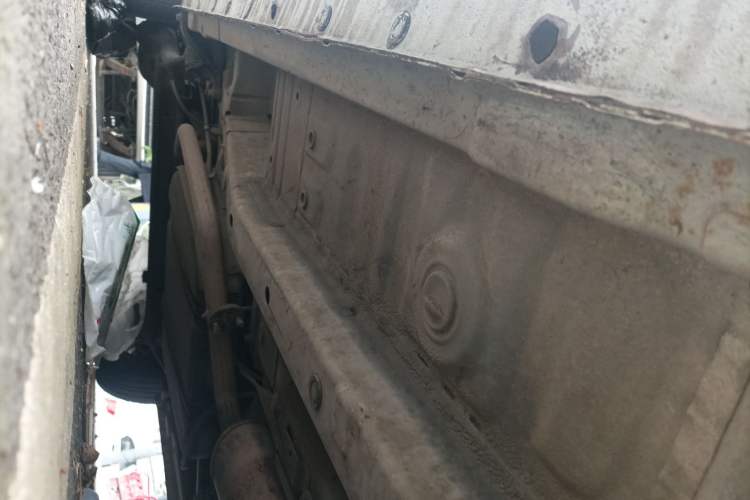 Used FAW Yingzhi 727 2016 1.5L Business Edition Chassis Front Right