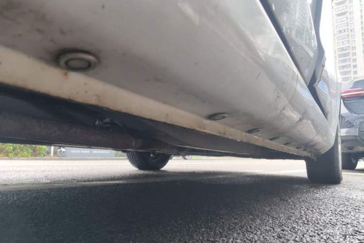 Used FAW Yingzhi 727 2016 1.5L Standard Edition Chassis Rear Right