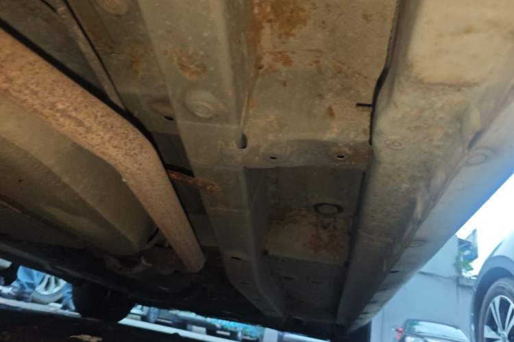 Used FAW Yingzhi 727 2016 1.5L Standard Edition Chassis Rear Right