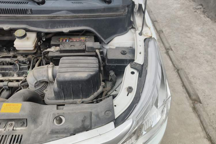 Used FAW Yingzhi 727 2016 1.5L Standard Edition Engine Bay Left