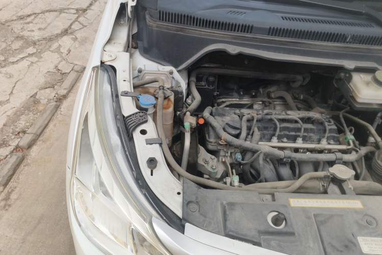 Used FAW Yingzhi 727 2016 1.5L Standard Edition Engine Bay Right