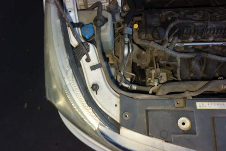 Used FAW Yingzhi 727 2016 1.5L Standard Edition Engine Bay Right