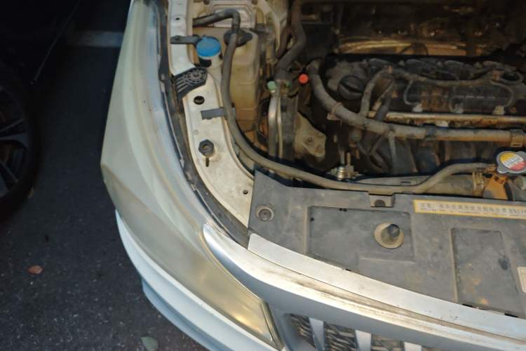 Used FAW Yingzhi 727 2016 1.5L Standard Edition Engine Bay Right