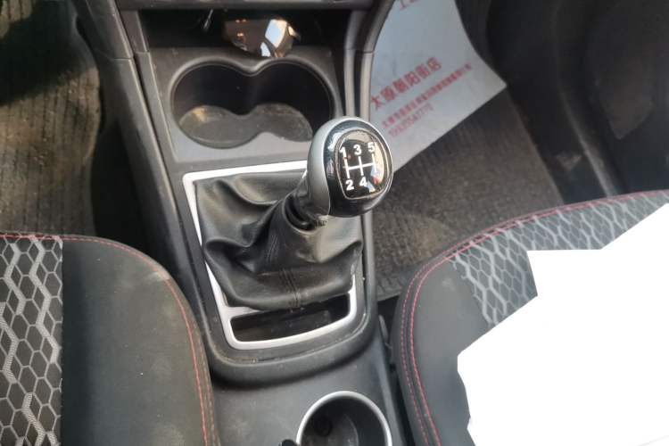 Used FAW Yingzhi 727 2016 1.5L Standard Edition Gear Lever