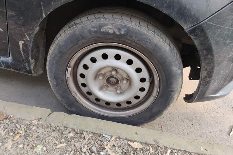 Used FAW Yingzhi 727 2017 1.5L Standard Edition Right Front Wheel Hub