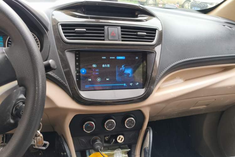 Used FAW Yingzhi 727 2017 1.5L Business Edition Audio And AC Panel