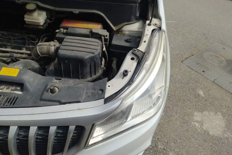 Used FAW Yingzhi 727 2017 1.5L Standard Edition Engine Bay Left