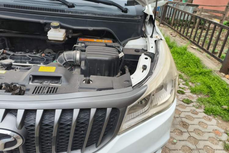 Used FAW Yingzhi 727 2017 1.5L Business Edition Engine Bay Left