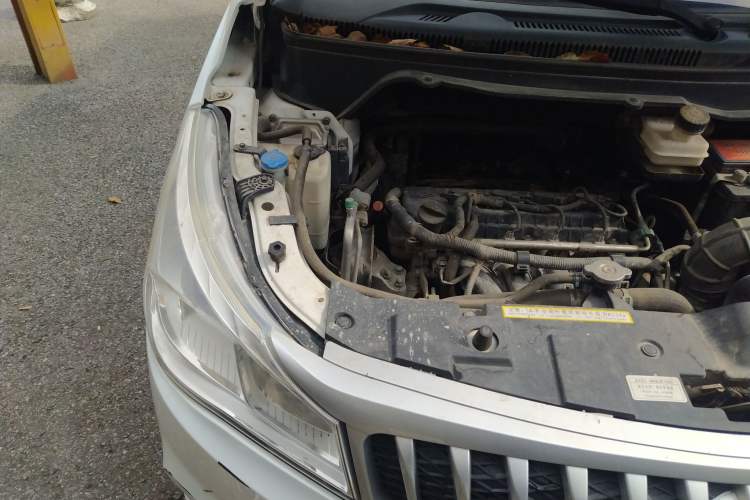 Used FAW Yingzhi 727 2017 1.5L Standard Edition Engine Bay Right