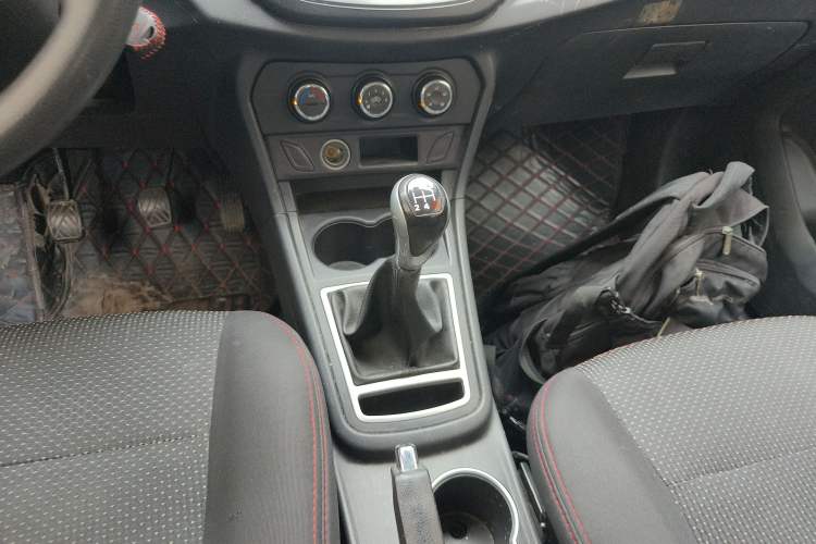 Used FAW Yingzhi 727 2017 1.5L Standard Edition Gear Lever