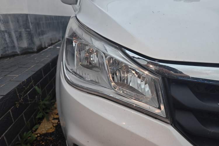 Used FAW Yingzhi 727 2017 1.5L Standard Edition Right Front Headlight