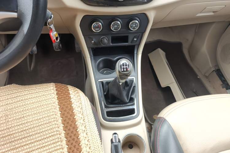 Used FAW Yingzhi 737 2015 1.5L Manual Deluxe Navigation Version Gear Lever