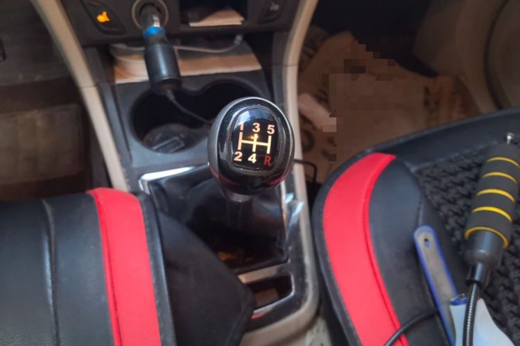 Used FAW Yingzhi 737 2015 1.5L Manual Deluxe Navigation Version Gear Lever