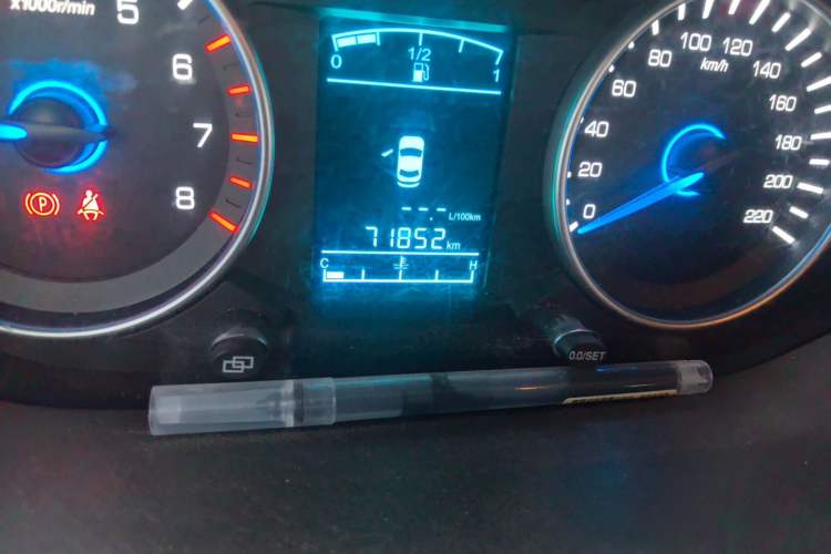 Used FAW Yingzhi 737 2015 1.5L Manual Deluxe Navigation Version Odometer Close Up