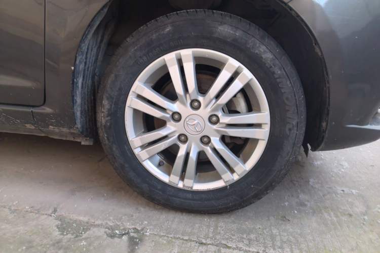 Used FAW Yingzhi 737 2015 1.5L Manual Deluxe Navigation Version Right Front Wheel Hub