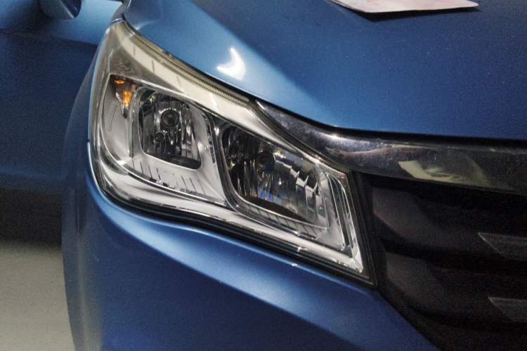 Used FAW Yingzhi 737 2015 1.5L Manual Deluxe Navigation Version Right Front Headlight