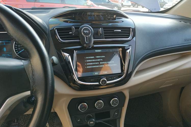Used FAW Yingzhi 737 2015 1.5L Manual Deluxe Navigation Version Audio And AC Panel