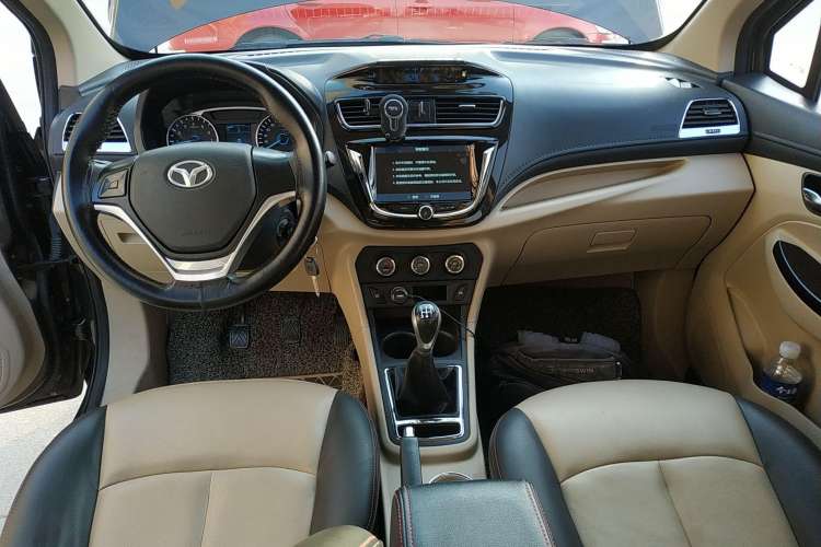 Used FAW Yingzhi 737 2015 1.5L Manual Deluxe Navigation Version Center Console
