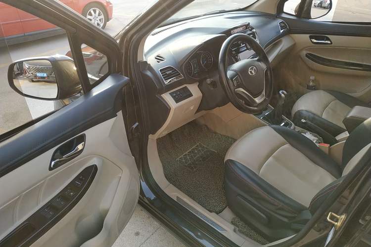 Used FAW Yingzhi 737 2015 1.5L Manual Deluxe Navigation Version Driver Seat
