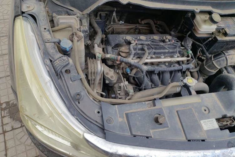 Used FAW Yingzhi 737 2015 1.5L Manual Deluxe Navigation Version Engine Bay Right