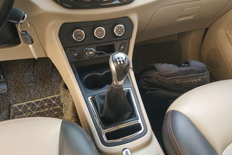 Used FAW Yingzhi 737 2015 1.5L Manual Deluxe Navigation Version Gear Lever