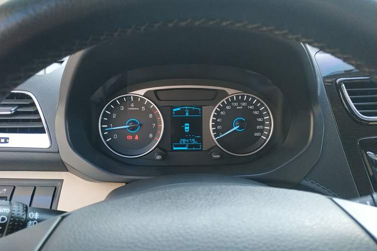 Used FAW Yingzhi 737 2015 1.5L Manual Deluxe Navigation Version Instrument Cluster