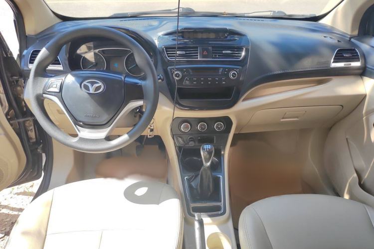 Used FAW Yingzhi 737 2015 1.5L Manual Deluxe Navigation Version Interior 1