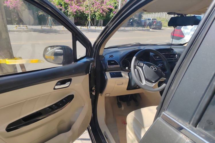 Used FAW Yingzhi 737 2015 1.5L Manual Deluxe Navigation Version Interior 2