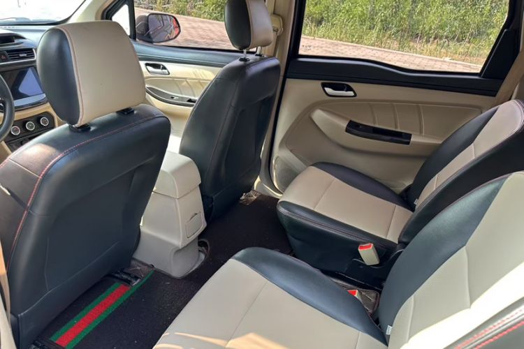 Used FAW Yingzhi 737 2015 1.5L Manual Comfort Model Interior 3