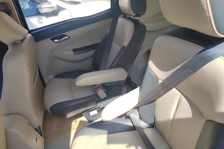 Used FAW Yingzhi 737 2015 1.5L Manual Deluxe Navigation Version Interior 3