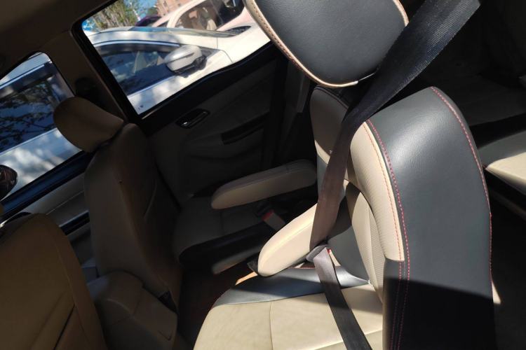 Used FAW Yingzhi 737 2015 1.5L Manual Deluxe Navigation Version Interior 5