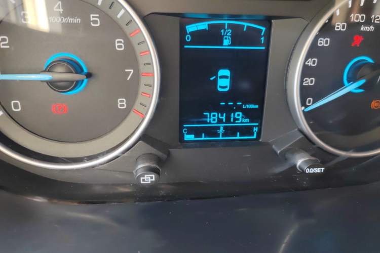 Used FAW Yingzhi 737 2015 1.5L Manual Deluxe Navigation Version Odometer Close Up